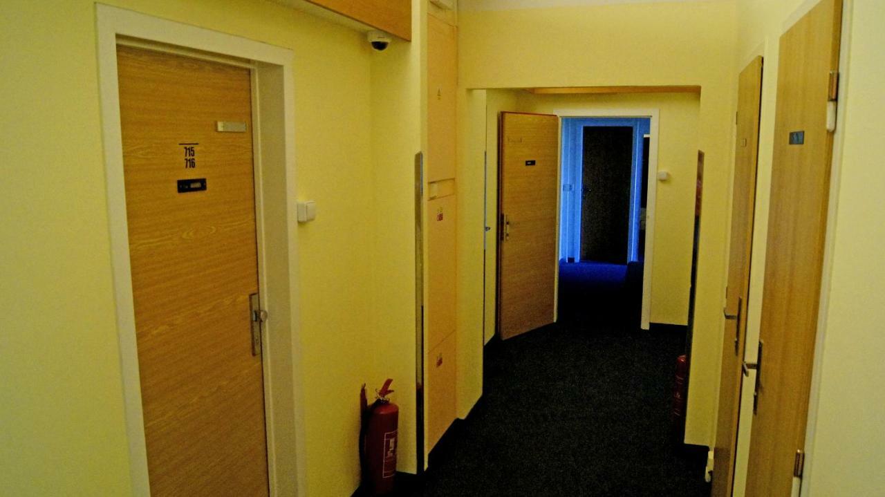 Km House Cerny Most Hostel Prague Ngoại thất bức ảnh