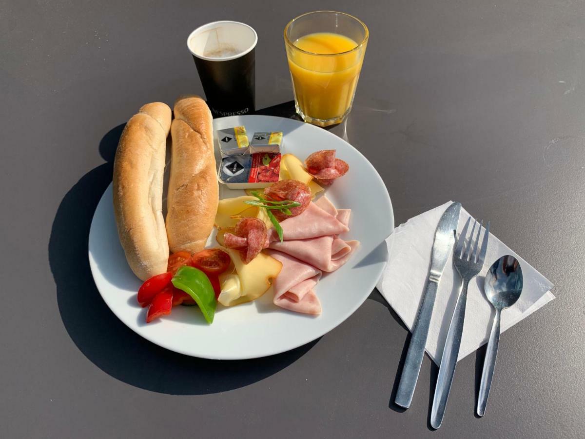 Km House Cerny Most Hostel Prague Ngoại thất bức ảnh